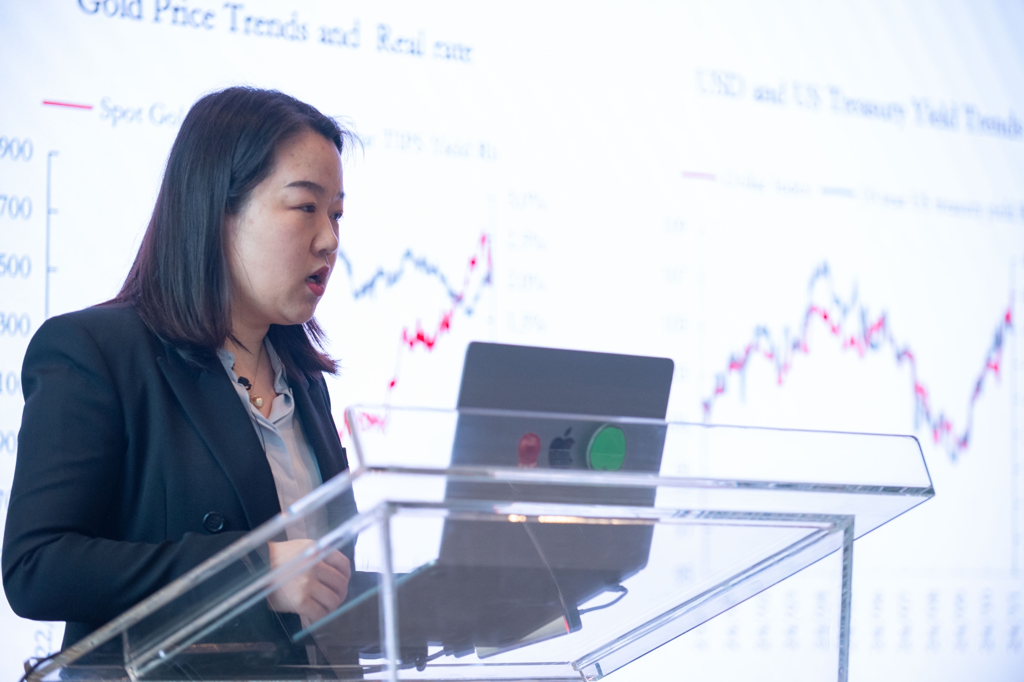 Orient Futures Chief Analyst presenting macroeconomic outlook for 2025 at Orient Futures Derivatives Summit