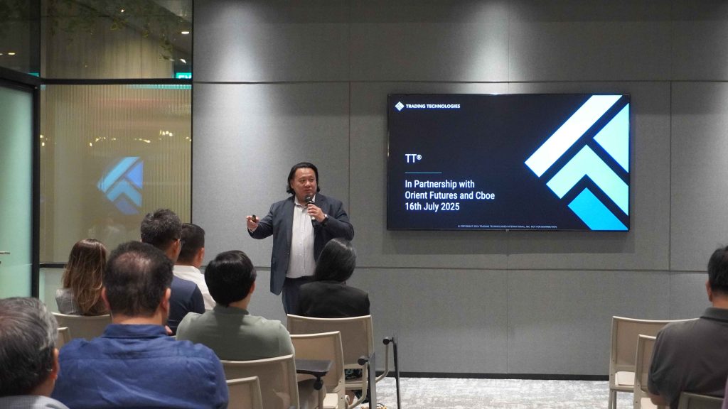Terence Ang from Trading Technologies presenting on technology-driven execution strategies and the TT® platform integration at Orient Futures Singapore’s event.